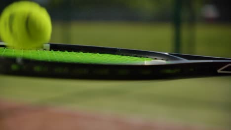 Nahaufnahme-Eines-Tennisspielers,-Der-Den-Ball-Mehrmals-An-Einem-Sonnigen-Tag-Schlägt