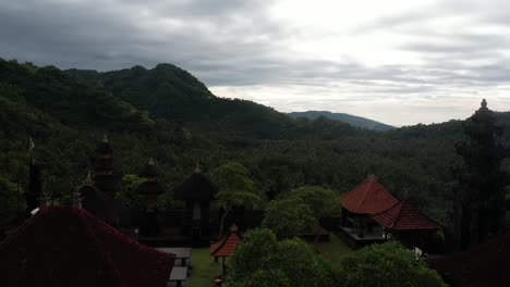 Luftumkreisung-über-Balinesischem-Tempel,-Umgeben-Von-Natur,-Malerische-Landschaft-An-Einem-Bewölkten-Tag,-Indonesien