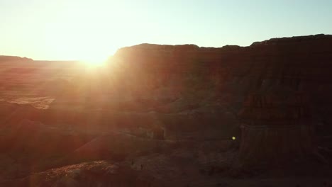 Luftbild-Des-Hellen-Goldenen-Sonnenuntergangs-Hinter-Den-Roten-Felsen-Des-Goblin-Valley-State-Park-In-Utah