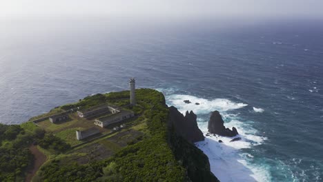 Top-down-drohnenaufnahmen-Eines-Leuchtturms-Am-Rand-Dramatischer-Klippen-Mit-Dem-Atlantik-Im-Hintergrund,-Insel-São-Jorge,-Azoren,-Portugal