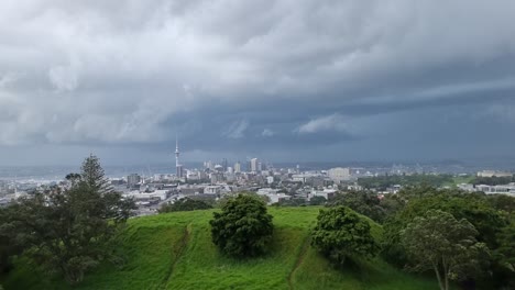 Blick-Auf-Einen-Sturm,-Der-Von-Einem-Park-über-Auckland-City-Hereinbricht