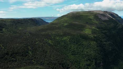 On-top-of-Gros-Morne-Mountain-in-Gros-Morne-National-Park,-Newfoundland