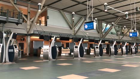 Leere-Check-in-schalter-Am-Flughafen-Vancouver-Aufgrund-Von-Reisebeschränkungen