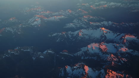 Ein-Wunderschöner-Sonnenuntergang-Aus-Dem-Flugzeug-Blick-Auf-Die-Berge