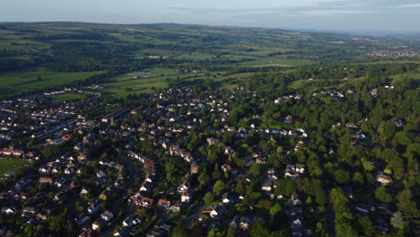 Einrichtung-Von-Drohnenschüssen-über-Freistehenden-Und-Halb-Freistehenden-Häusern-In-Der-Ländlichen-Stadt-Ilkley-Mit-Bäumen-Zur-Goldenen-Stunde,-West-Yorkshire,-Großbritannien