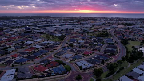 Zeitraffer-Aus-Der-Luft-Des-Sonnenuntergangs-über-Dem-Vorort-Clarkson-Und-Dem-Ozean-In-Perth,-Westaustralien