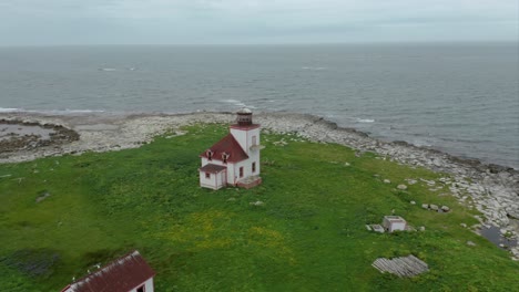 Verlassener-Leuchtturm-Auf-Insel,-Neufundland---Drohnenclip