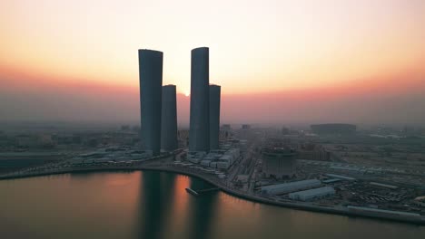 Drohnenaufnahme-Von-Lucail-Türmen-In-Katar-Bei-Sonnenuntergang