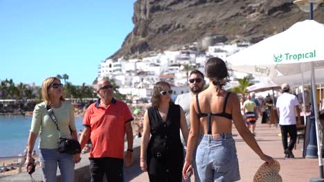 Frau-Rückansicht-Spaziergang-Durch-Die-Straßen-Der-Altstadt-Der-Weißen-Stadt-In-Callao-Beach,-Gran-Canaria,-Kanarische-Inseln,-Spanien