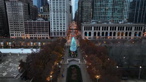Static-Aerial-view-of-a-Christmas-tree-in-Millennium-Park,-gloomy,-winter-evening-in-Chicago,-USA