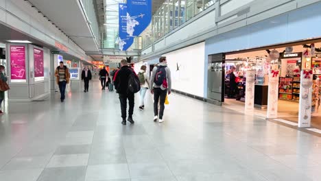 Polen-Warschau-Chopin-Flughafen-Flughafenterminal-Innen
