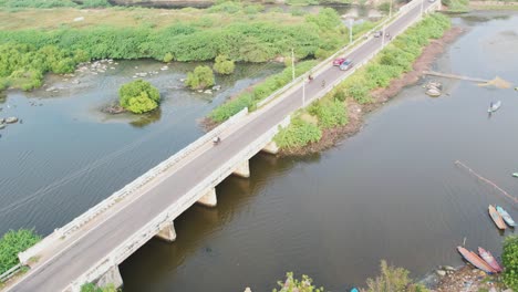 Kovalam-Backwaters-Bridge-In-Chennai,-Die-Mit-Dem-Strand-Verbunden-Ist