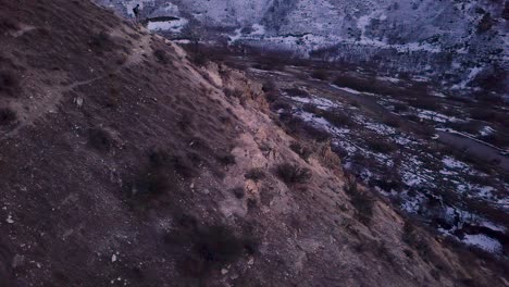 Foto-Aérea-De-Un-Excursionista-En-La-Montaña-Provo-En-Utah,-EE.UU.