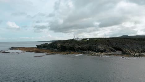 Lighthouse-on-the-ocean,-Newfoundland