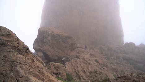 Wandergruppe,-Die-An-Einem-Nebligen-Morgen-Auf-Gran-Canaria,-Spanien,-Zum-Roque-Nublo-Aufsteigt