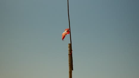 Eine-Zerrissene-Peruanische-Flagge-Weht-Im-Wind