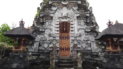Balinese-Ancient-Masceti-Temple-Entrance,-Old-Architecture-in-Bali,-Indonesia,-Hindu-Art-Building-for-Praying-and-Worship,-Gianyar-Regency