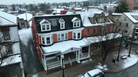 Luftaufnahme-Des-Malerischen-Hauses-Und-Des-Friseurladens-In-Der-Verschneiten-Stadt-In-Amerika