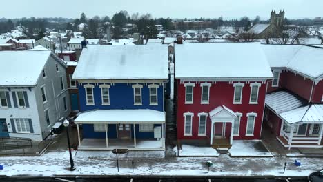 Blaue-Und-Rote-Häuser-In-Der-Amerikanischen-Kleinstadt