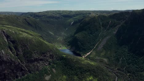 Gros-Morne-National-Park,-Newfoundland,-Canada---Push-In-Drone-Shot-of-the-mountains-with-lake-below