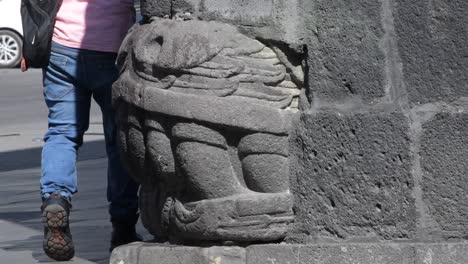 Überreste-Der-Aztekischen-Zivilisation-In-Spanischen-Gebäuden-In-Den-Straßen-Der-Innenstadt-Von-Mexiko