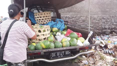 Mujer-Vende-Fruta-De-Sandía-En-Un-Camión-En-Bali,-Indonesia,-Playa-De-Purnama,-Sukawati,-Comida-Callejera,-Vende-Frutas-Frescas,-Ofrece-Melones-En-La-Parte-Trasera-De-Una-Camioneta