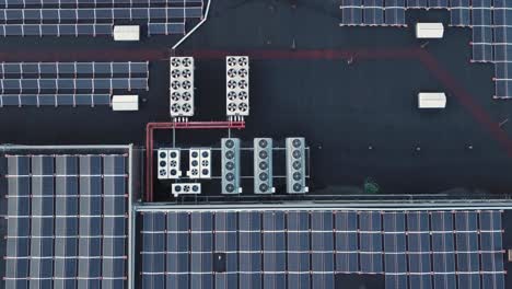 Montón-De-Paneles-Solares-Y-Equipos-De-Ventilación-En-El-Techo-De-Un-Centro-Comercial