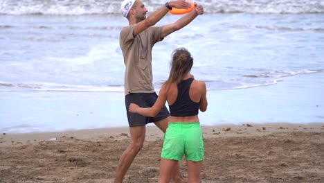 Frisbee-tricks-at-the-beach