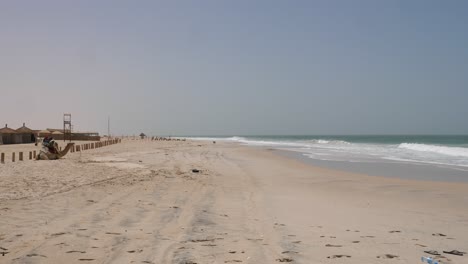 Camello-En-La-Playa-Frente-A-Las-Olas-Del-Océano-Atlántico