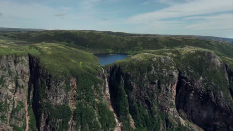 Gros-Morne-National-Park---Drohnenclip---Wasserfall-Auf-Dem-Berg