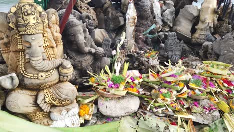 Strandtempel-Auf-Bali,-Indonesien,-Balinesische-Hindu-statuen-Und-Blumenopfer,-Weihrauch,-Ganesha-Der-Beseitiger-Von-Hindernissen-Bei-Vollmond,-Sukawati-Gianyar