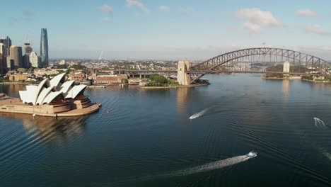 Boote,-Die-Im-Hafen-Von-Sydney-Mit-Den-Brückengebäuden-Und-Dem-Opernhaus-Herumfahren