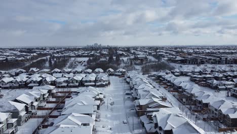 Luftaufnahme-Einer-Vorstadtgemeinde-In-Calgary,-Alberta-Im-Winter