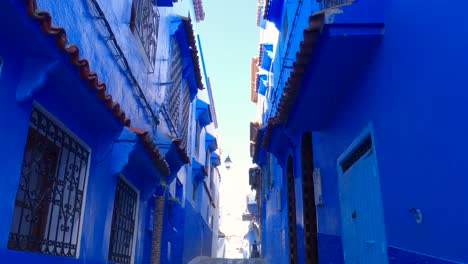 Stunning-blue-alley-and-architecture-of-Chefchaouen,-Morocco