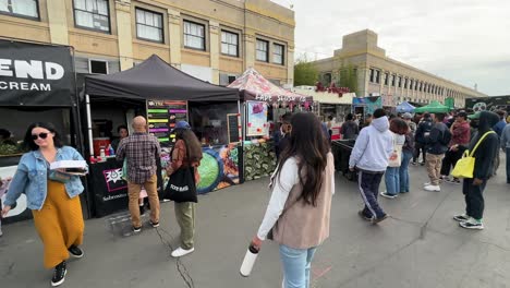 Massen-Auf-Dem-Beliebtesten-Open-Air-Lebensmittelmarkt-In-Los-Angeles:-Smorgasburg