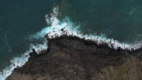 Ocean-waves-crash-on-Molokai,-Hawaii-shoreline