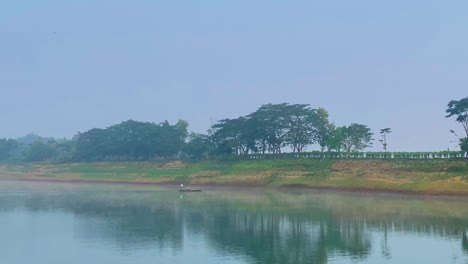 Breite-Aufnahme-Eines-Traditionellen-Bangladeschischen-Bootes-Mit-Fischer,-Surma-flussnavigation