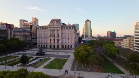 Luftbild-Zur-Gründung-Des-Mikrozentrums-Von-Buenos-Aires-Mit-Freilaufenden-Menschen-Vor-Dem-Kirchner-Kulturzentrum