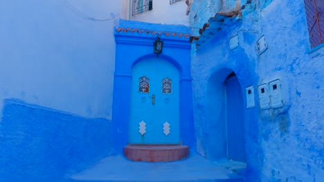 Edificios-Pintados-De-Azul-Y-Puertas-De-La-Famosa-Ciudad-Marroquí-Chefchaouen