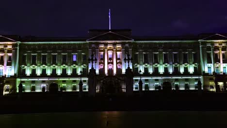 Buckingham-palace-at-night,-London,-United-Kingdom