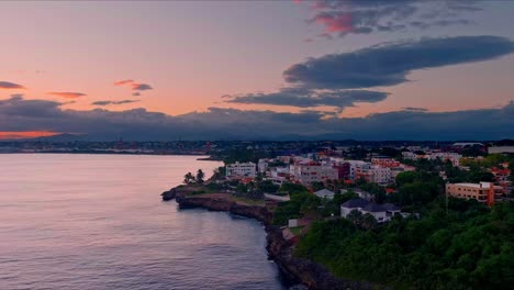 Maleconcito-Küste-Und-Santo-Domingo-Stadt-Im-Hintergrund-Bei-Sonnenuntergang
