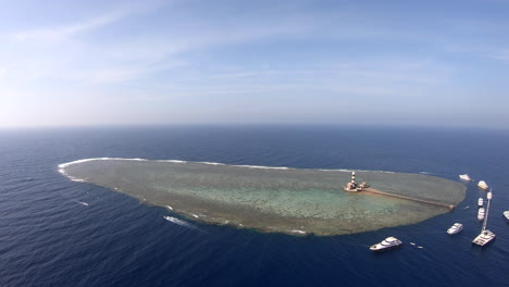 Toma-Aérea-De-Drones-Para-El-Arrecife-Daedalus-Se-Encuentra-A-180-Km-Al-Sur-De-Las-Islas-Hermanas