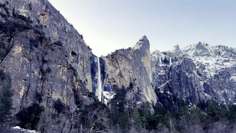 Bridalveil-Falls-En-El-Parque-Nacional-De-Yosemite-Pan