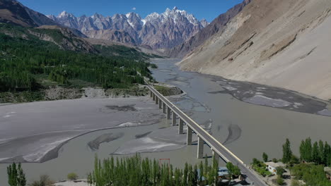 Impresionante-Vista-Aérea-De-Drones-De-La-Autopista-Karakoram-En-La-Región-Montañosa-Del-Valle-De-Hunza,-Pakistán