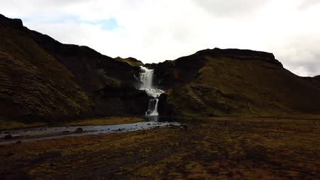 Luftdrohne-Landschaftsansicht-Des-Wassers,-Das-Den-Wasserfall-Ófærufoss-Im-Isländischen-Hochland-Hinunterfließt