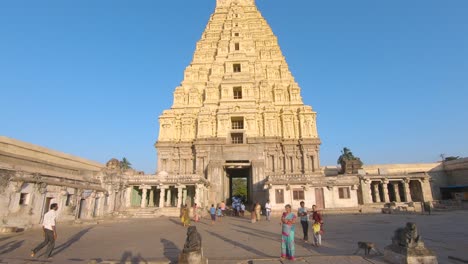 Visitantes-En-Los-Complejos-De-Templos-Del-Imperio-Vijayanagara