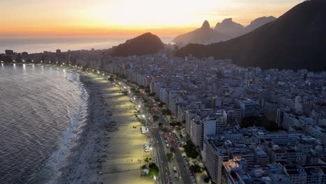 Cielo-Del-Atardecer-En-La-Playa-De-Copacabana-En-Río-De-Janeiro,-Brasil