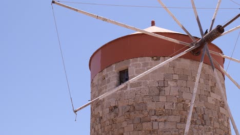 Nahaufnahme-Der-Antiken-Griechischen-Windmühle-Gegen-Den-Blauen-Himmel-Auf-Der-Insel-Rhodos-In-Griechenland