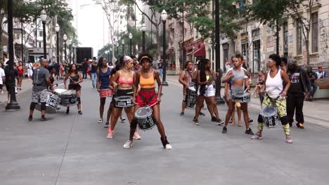 Bloque-De-Calle-De-Movimiento-Negro,-Ensayando-Para-El-Desfile-De-Carnaval,-Con-Tambores