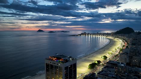 Puesta-De-Sol-En-La-Playa-De-La-Playa-De-Copacabana-En-Río-De-Janeiro,-Brasil